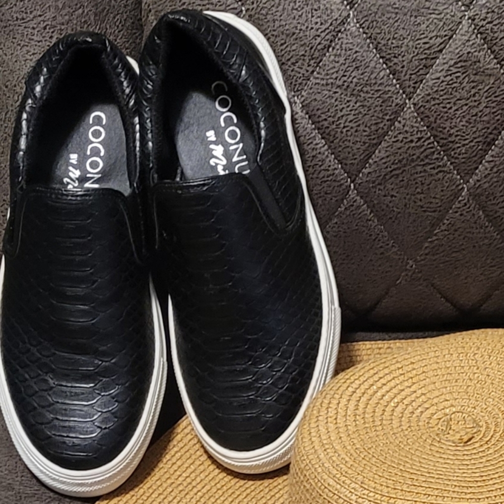 Black shoes unisex coconut by Melissa size 7